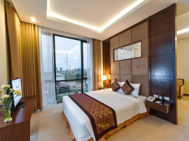 Rèm phòng khách sạn màu vàng