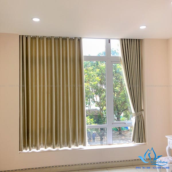 Mẫu rèm vải 1 lớp màu vàng cho cửa sổ nhỏ