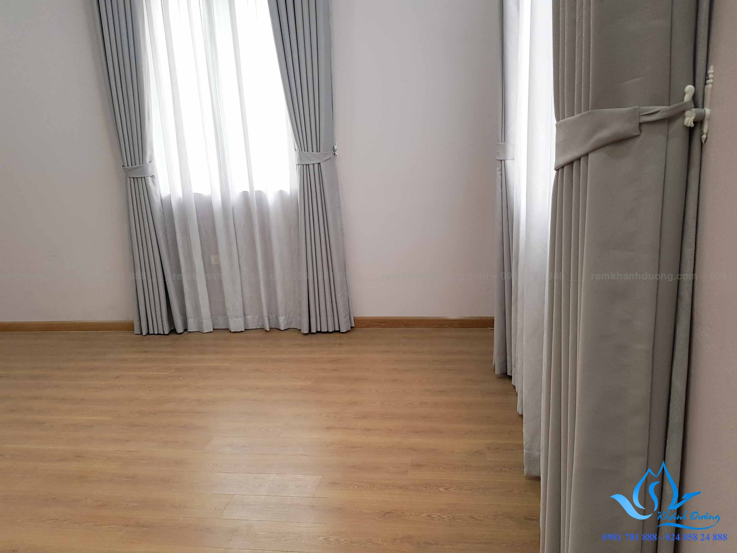 Sàn gỗ tự nhiên được ốp lát rất đẹp khi kết hợp với rèm HP79-S02 càng tôn lên vẻ hiện đại của phòng khách gia đình