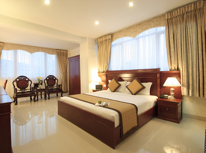 Rèm phòng khách sạn màu vàng sang trọng