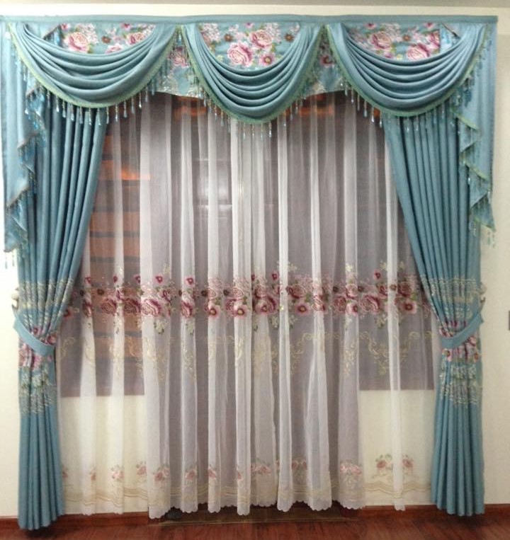 Rèm cổ điển với yếm quả sang trọng