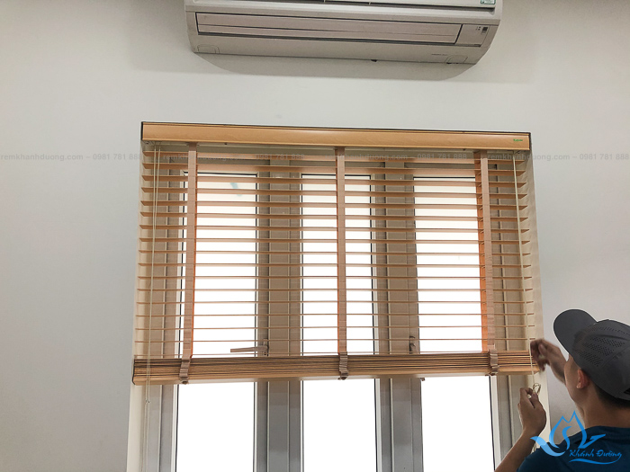 Chất liệu gỗ sồi Nga bền đẹp của rèm DKK02