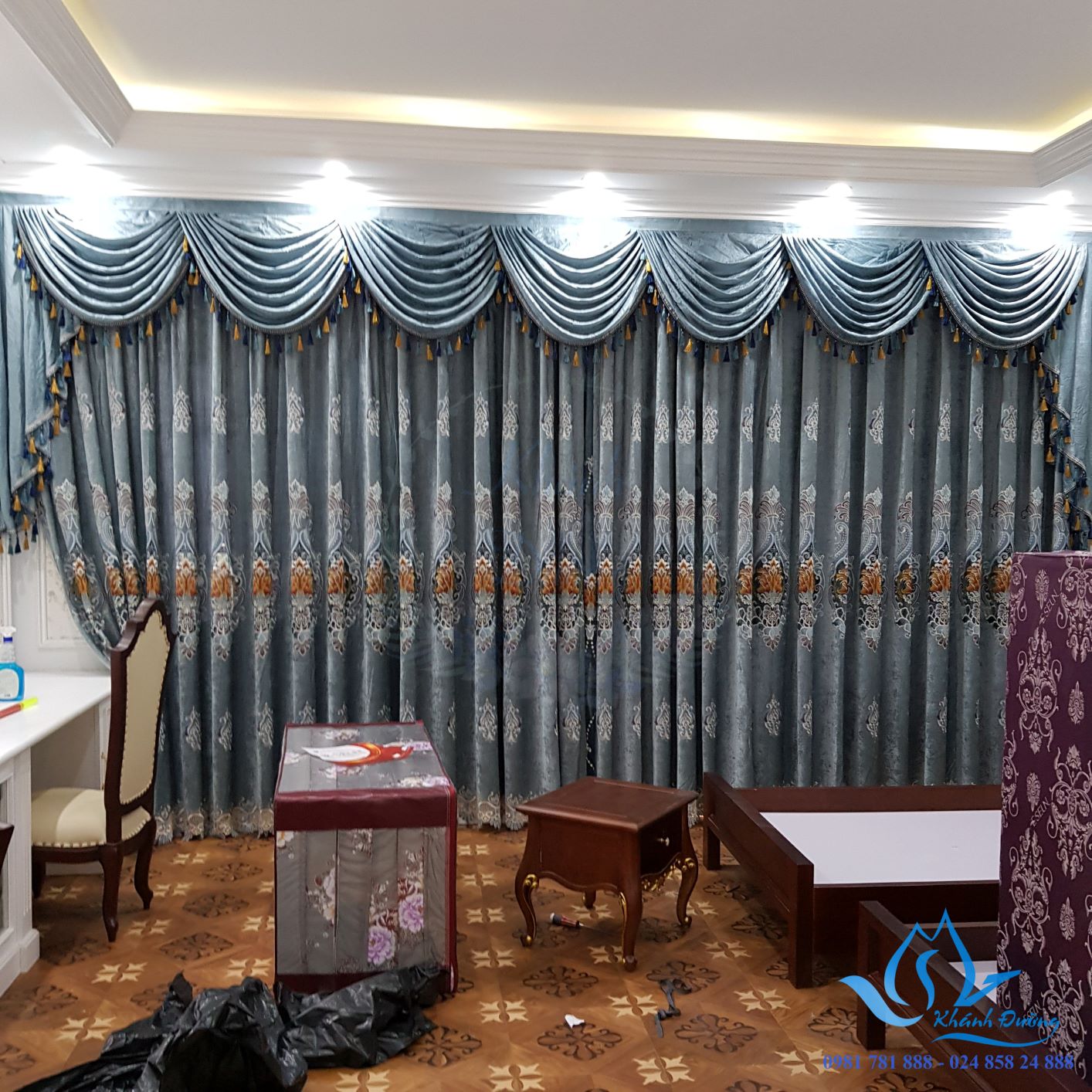 Rèm vải tân cổ điển màu xanh dương kết hợp hoa văn sang trọng tại Hà Nội