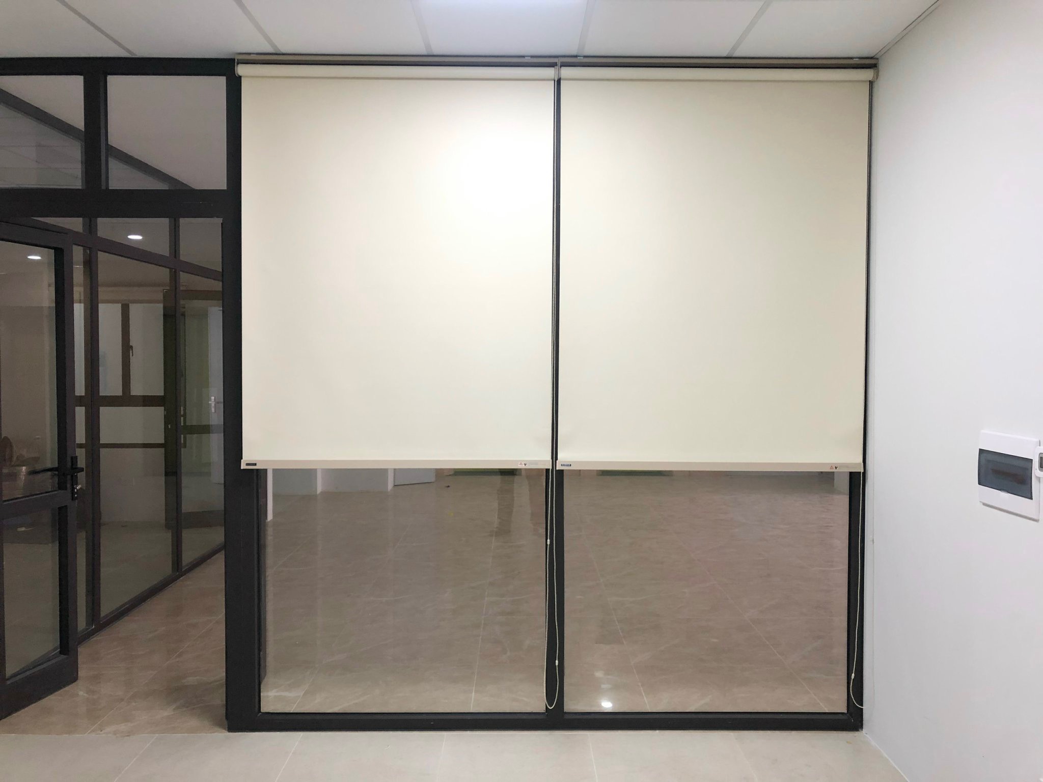 Rèm cuốn tối giản che vách kính cho văn phòng tại Lê Văn Lương, Hà Nội