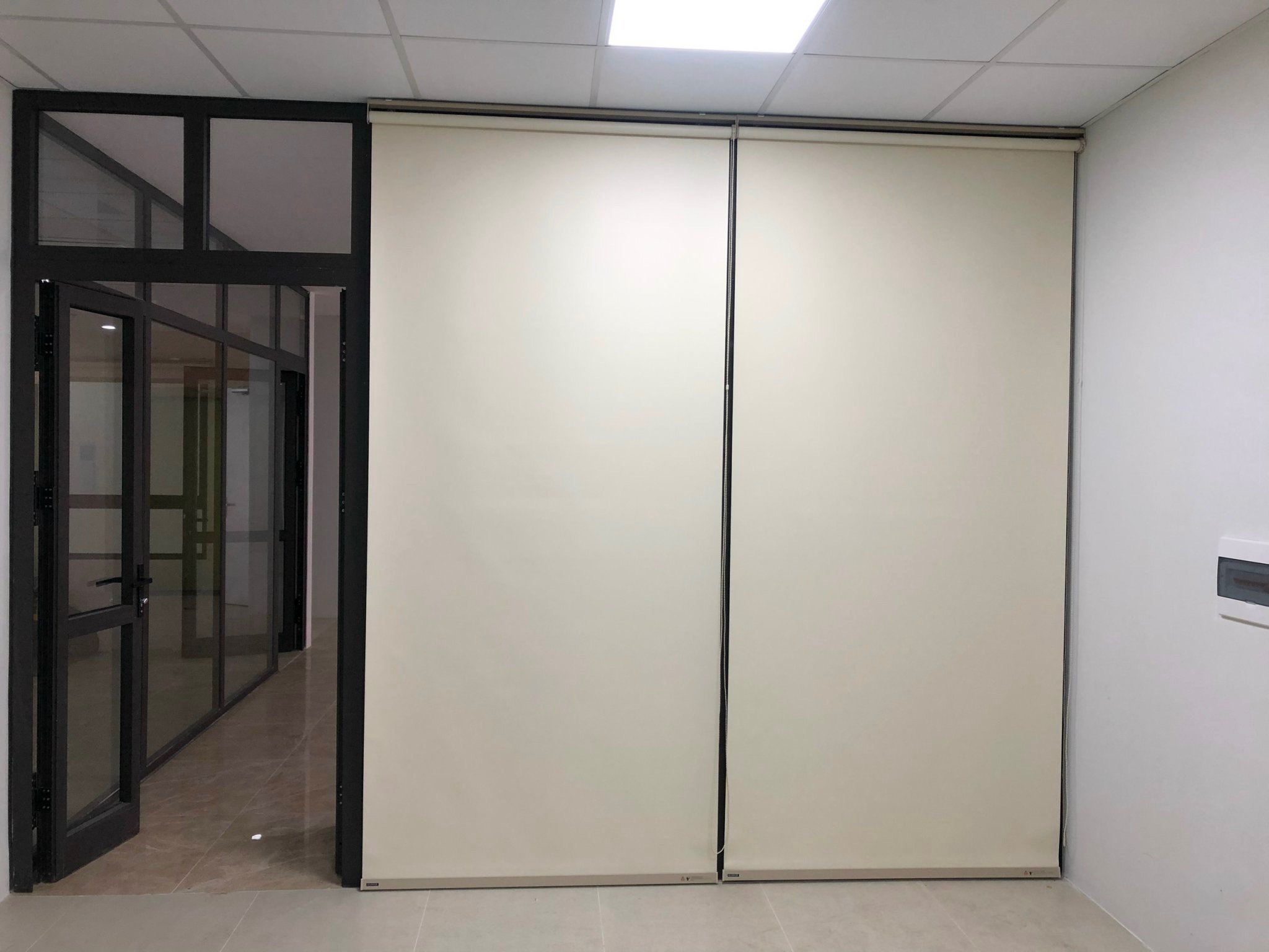 Rèm cuốn tối giản che vách kính cho văn phòng tại Lê Văn Lương, Hà Nội