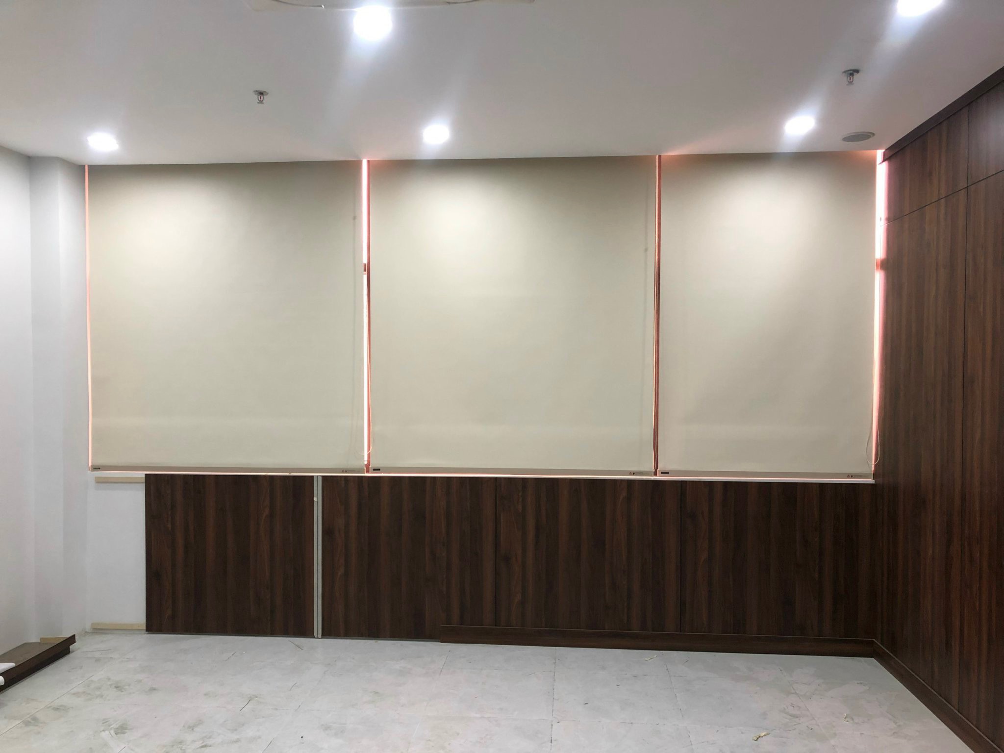 Rèm cuốn tối giản che vách kính cho văn phòng tại Lê Văn Lương, Hà Nội