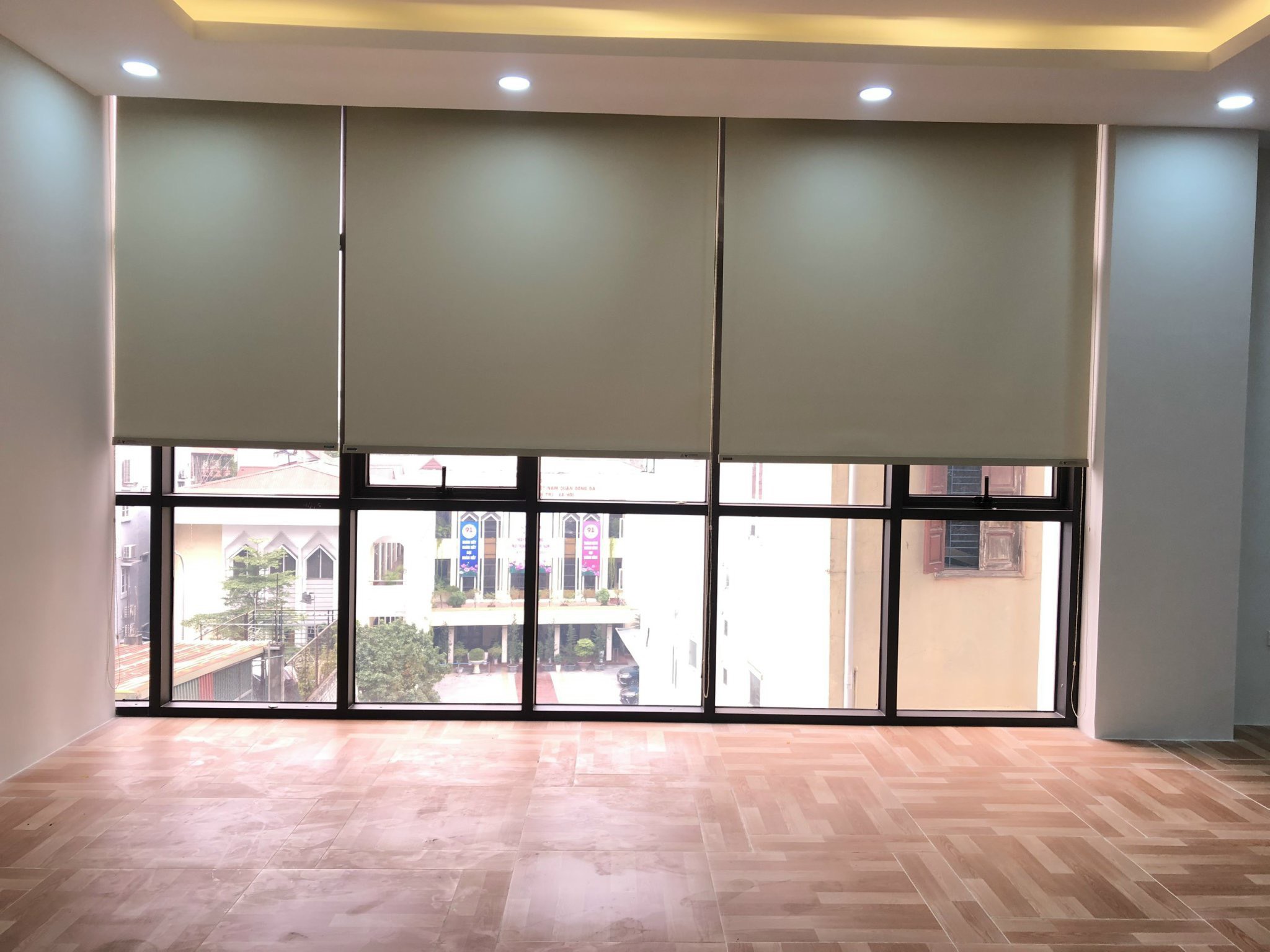 Rèm cuốn tối giản che vách kính cho văn phòng tại Lê Văn Lương, Hà Nội