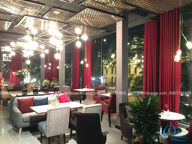 Rèm vải trơn màu đỏ cho quán cafe ấm áp và sang trọng