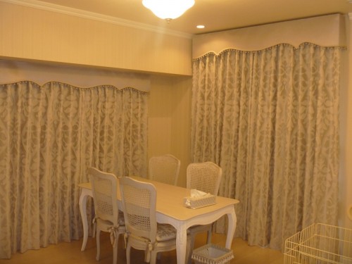 Khung rèm vải sang trọng cho không gian phòng ăn kín đáo
