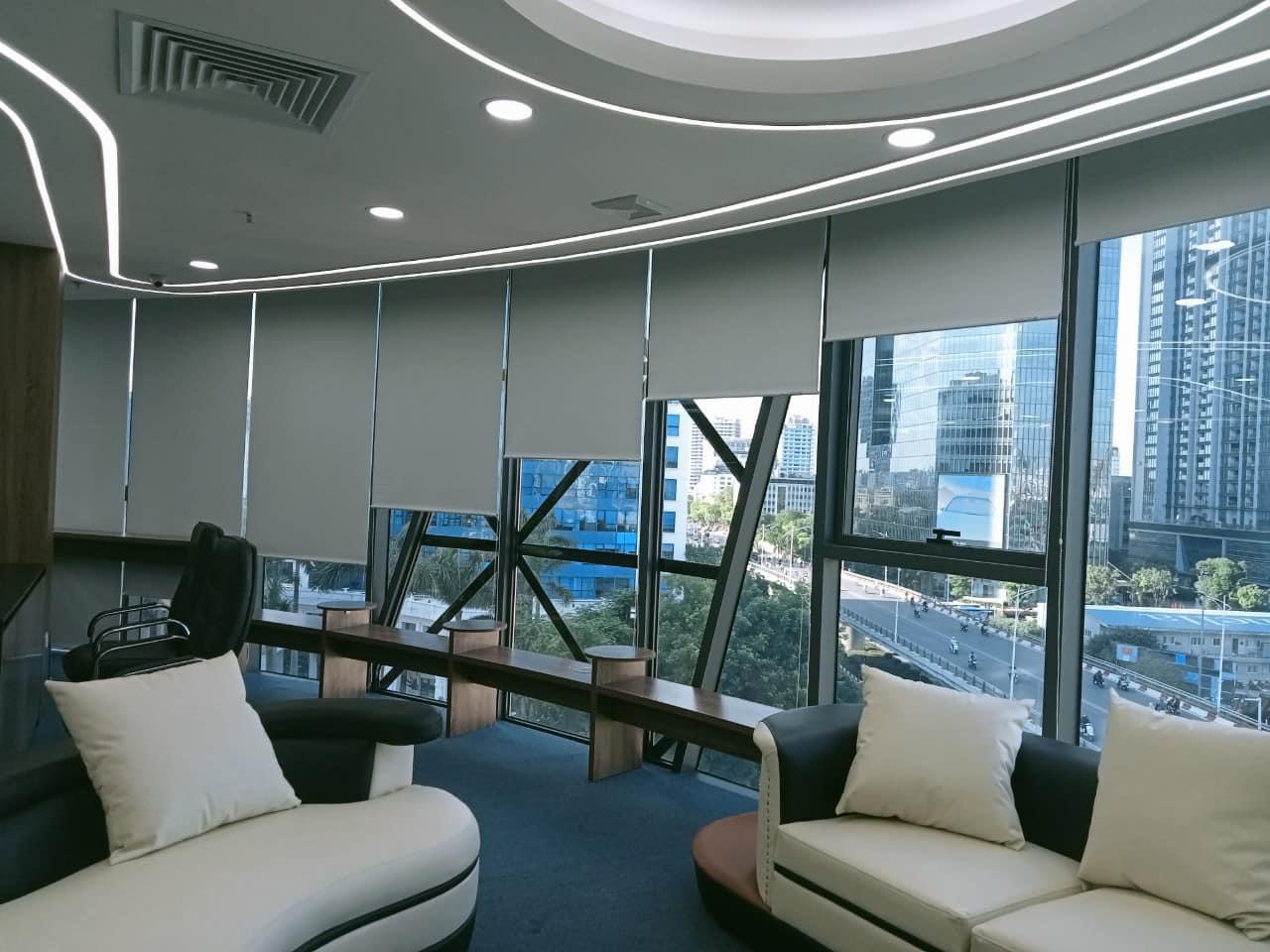 Rèm cuốn chống nắng hiện đại cho vách kính văn phòng tại Hoàng Quốc Việt