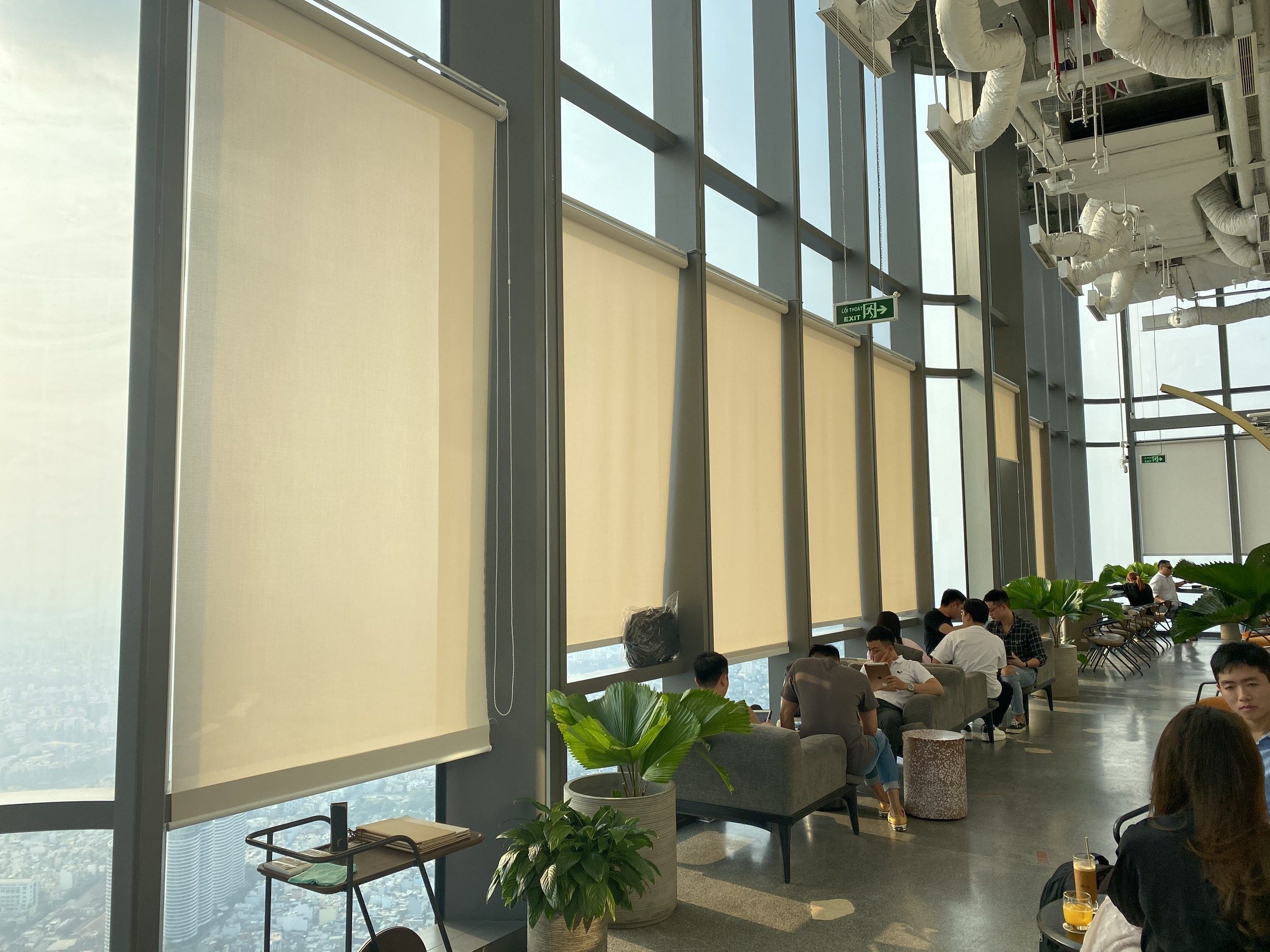 Rèm cửa cuốn chống nắng đẹp cho quán cà phê tường kính tại Hồ Tây
