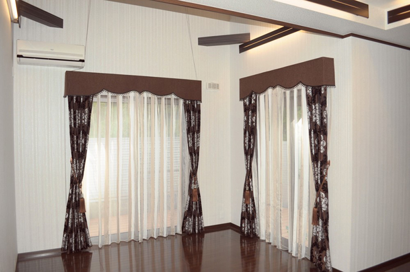Mẫu rèm cửa nhập khẩu từ Bỉ siêu đẹp màu đen huyền bí kết hợp cùng hoa văn nhẹ nhàng và lớp voan mỏng quyến rũ