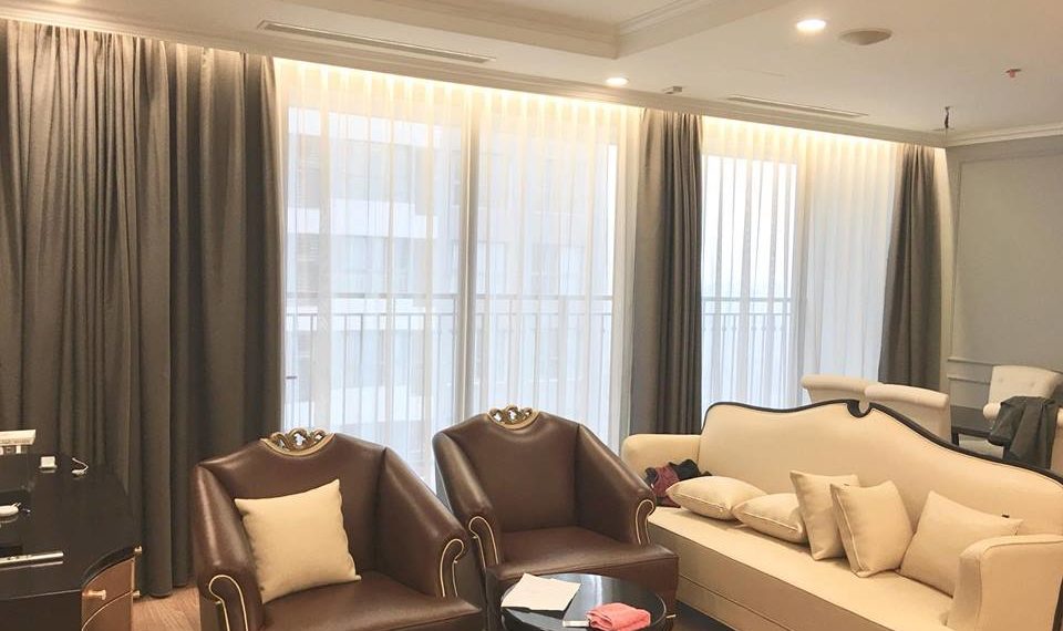 Bộ rèm vải Bỉ thường xuyên phải chịu ánh nắng mặt trời nhưng chất lượng vẫn rất tốt