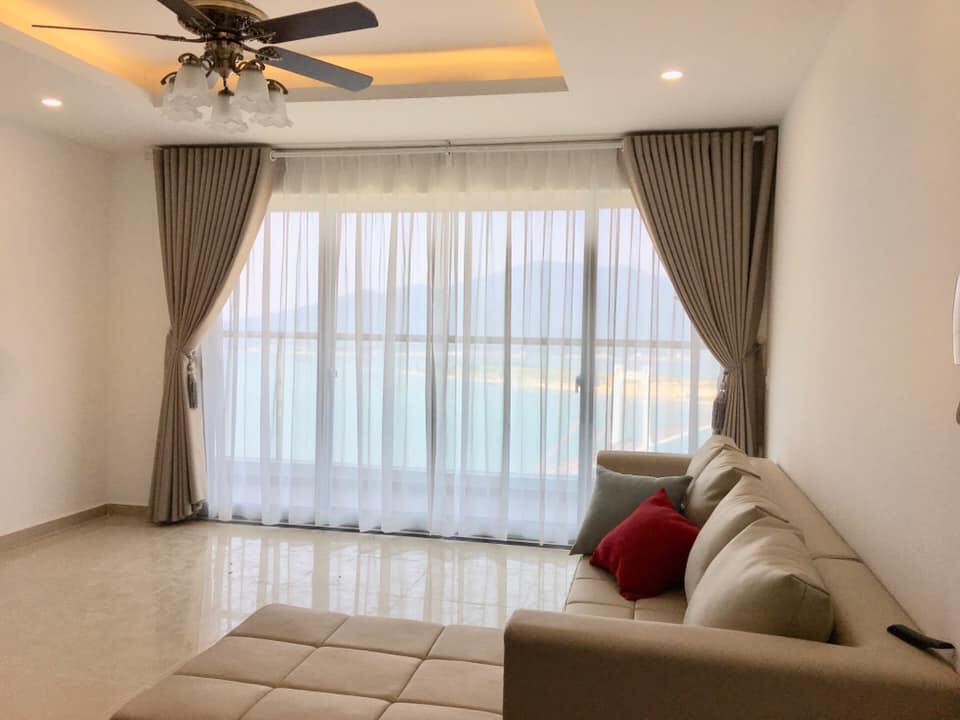 Bộ rèm cửa sổ vải Bỉ mới nhất tạo ra không gian nhẹ nhàng, dịu dàng nhưng cũng hết sức sang trọng cho phòng khách