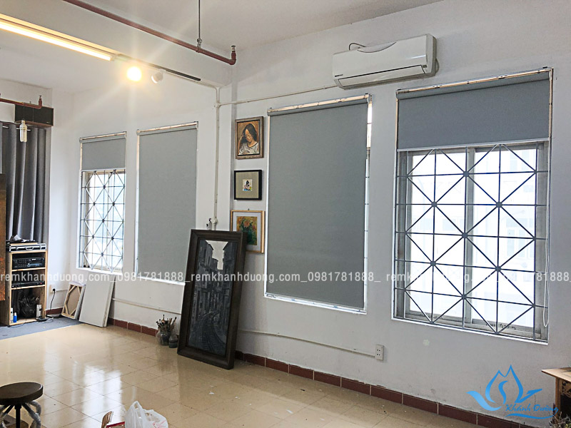 Rèm cuốn trơn màu ghi cho cửa sổ nhỏ đẹp tại Chùa Láng - Hà Nội