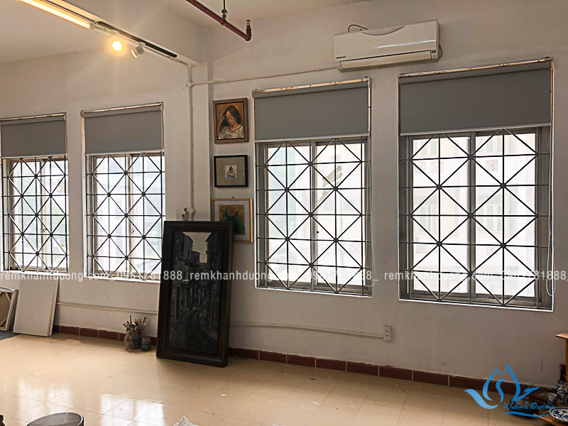 Rèm cuốn trơn màu ghi dễ dàng sử dụng rèm gọn lên xuống
