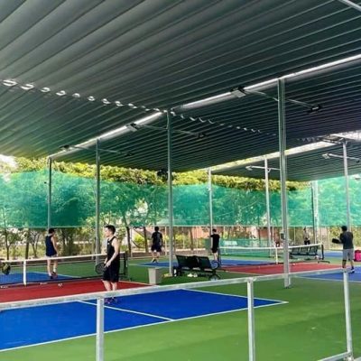 Bạt xếp lượn sóng che mái sân Pickleball ngoài trời chống nắng mưa tại Long Biên, Hà Nội