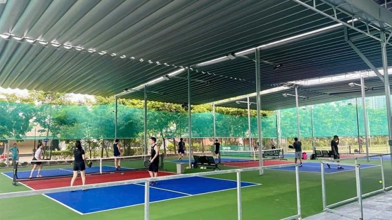 Bạt xếp lượn sóng che mái sân Pickleball ngoài trời chống nắng mưa tại Long Biên, Hà Nội