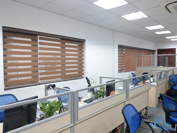Sử dụng rèm cầu vồng chống nắng cao cấp giúp không gian văn phòng luôn thoáng mát