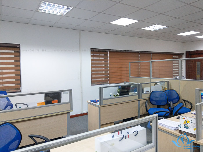 Rèm cầu vồng sở hữu màu sắc ấn tượng, phù hợp lắp đặt trong các không gian văn phòng hiện đại