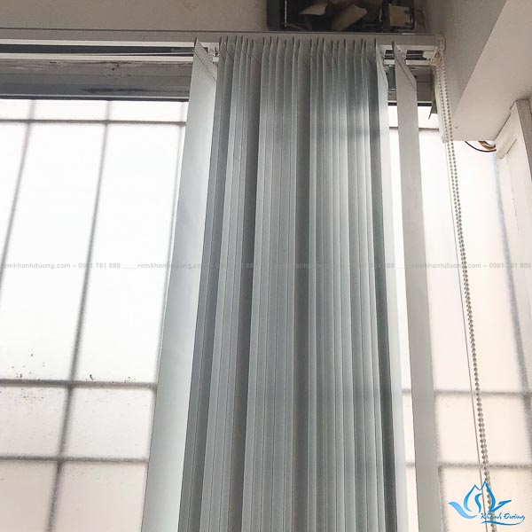 Các mặt lá rèm được xếp chồng lên nhau rất khoa học và tiết kiệm diện tích