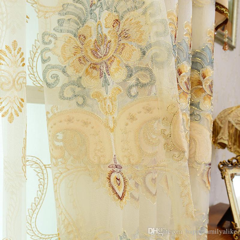 Rèm cổ điển với hoa văn thêu ấn tượng