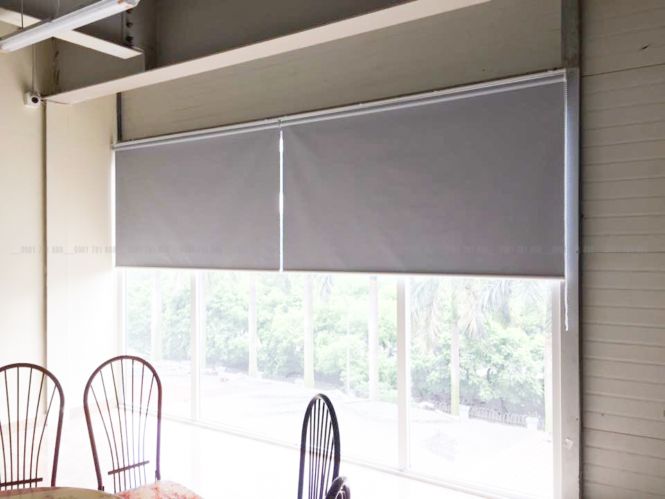Rèm cuốn được sử dụng trong không gian phòng ăn gia đình tinh tế và nhẹ nhàng