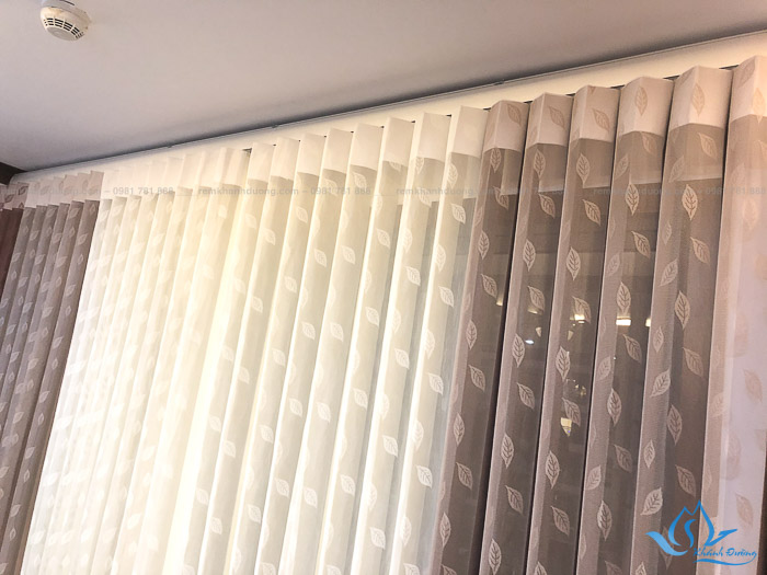 Rèm Elise cao cấp được cấu tạo từ các lá vải ghép lại với nhau tạo nên sóng rèm mềm mại và thu hút