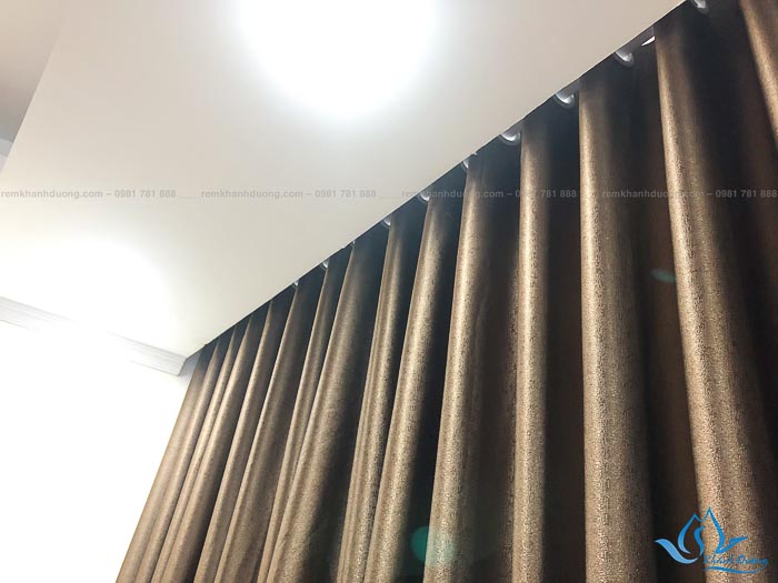 Các lớp sóng rèm suôn dài đều nhau tăng sức hấp dẫn cho cả không gian căn phòng