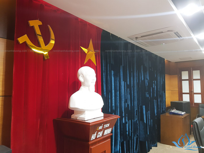 Rèm hội trường lớn thường làm bằng vải nhung dày với khả năng cách âm tốt