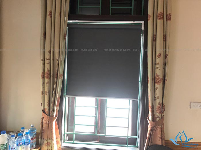 Rèm cuốn chống nắng đẹp cho cửa sổ nhỏ phòng khách
