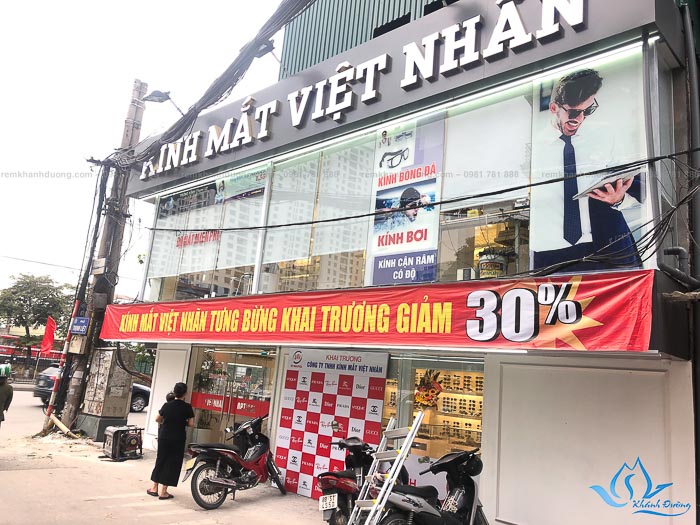 Mẫu rèm cửa sổ cuốn đẹp nhất cho cửa hàng kính mắt tại Hà Nội