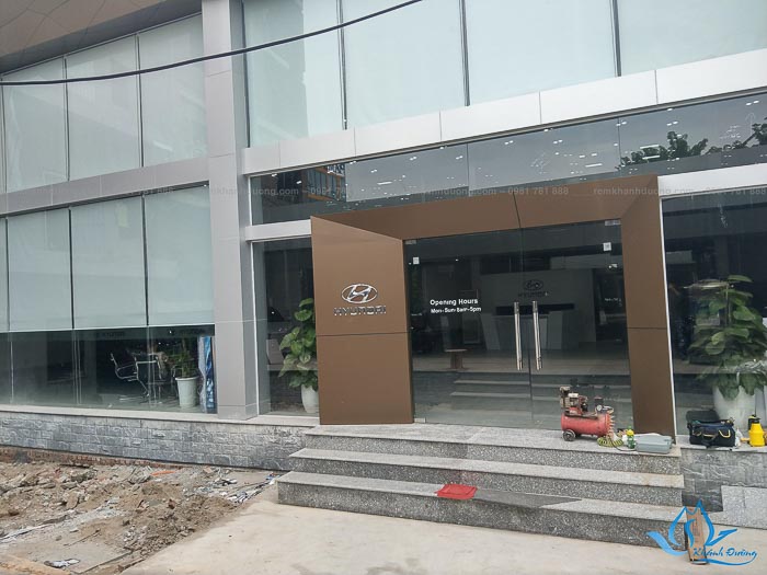 Rèm cuốn chống nắng giá rẻ cho showroom ô tô Hyundai Võ Chí Công