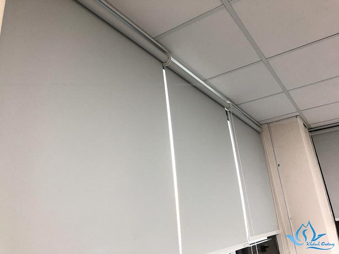 Mành cuốn chống nắng văn phòng được làm từ chất liệu cách nhiệt, chống nóng tốt
