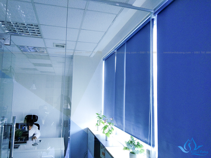Lắp đặt rèm cuốn nhựa cho không gian văn phòng giá rẻ