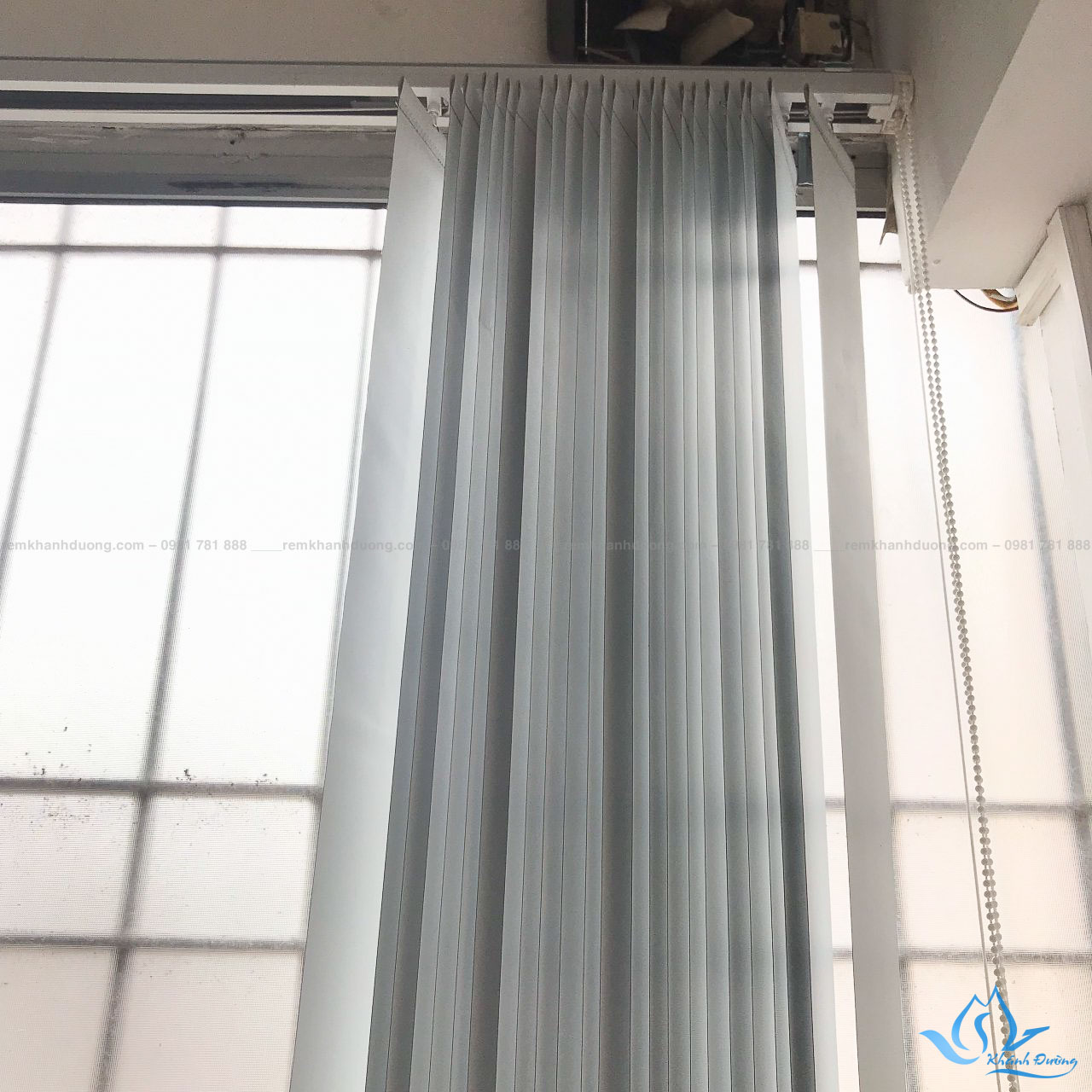 Mành lá dọc được kéo gọn về một bên những khi không dùng đến