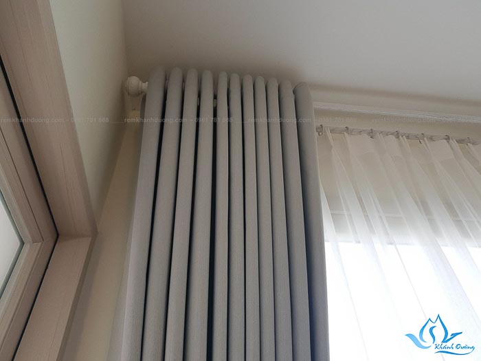 Rèm vải hai lớp với lớp vải thô may ô rê và lớp voan may định hình giúp người sử dụng dễ dàng điều chỉnh rèm