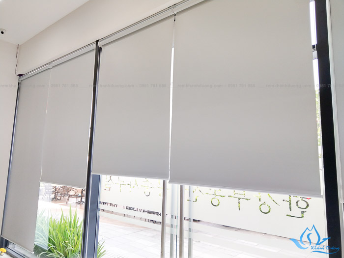 Rèm cuốn chống nắng với thiết kế hiện đại rất phù hợp với không gian công sở
