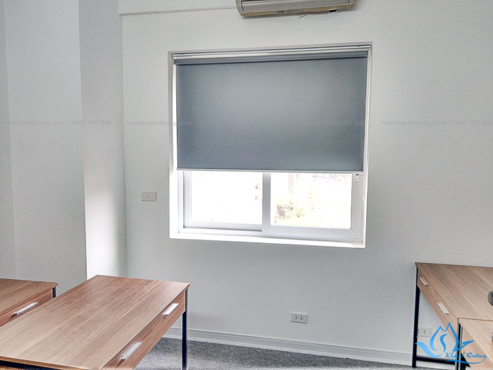 Mành cửa cuốn cho cửa sổ nhỏ văn phòng phố Vũ Phạm Hàm, Hà Nội