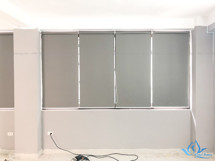 Sử dụng rèm cuốn RC13 giúp không gian văn phòng luôn thoáng mát, tăng hiệu suất làm việc của nhân viên