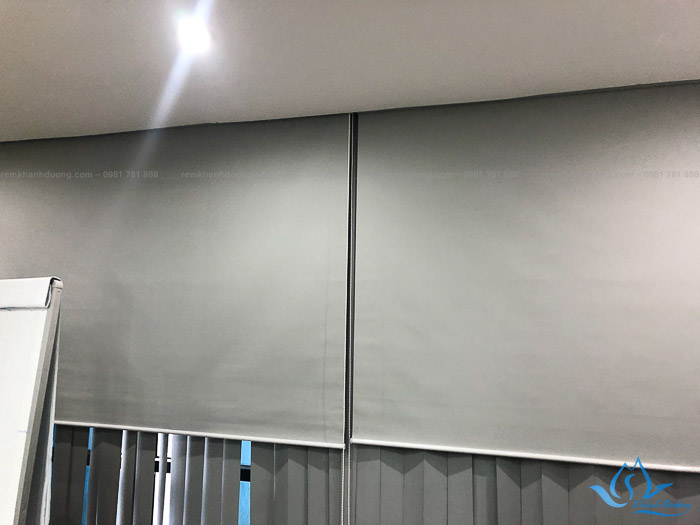 Rèm cuốn văn phòng đẹp được làm từ chất liệu sợi tổng hợp polyester chống nắng tốt