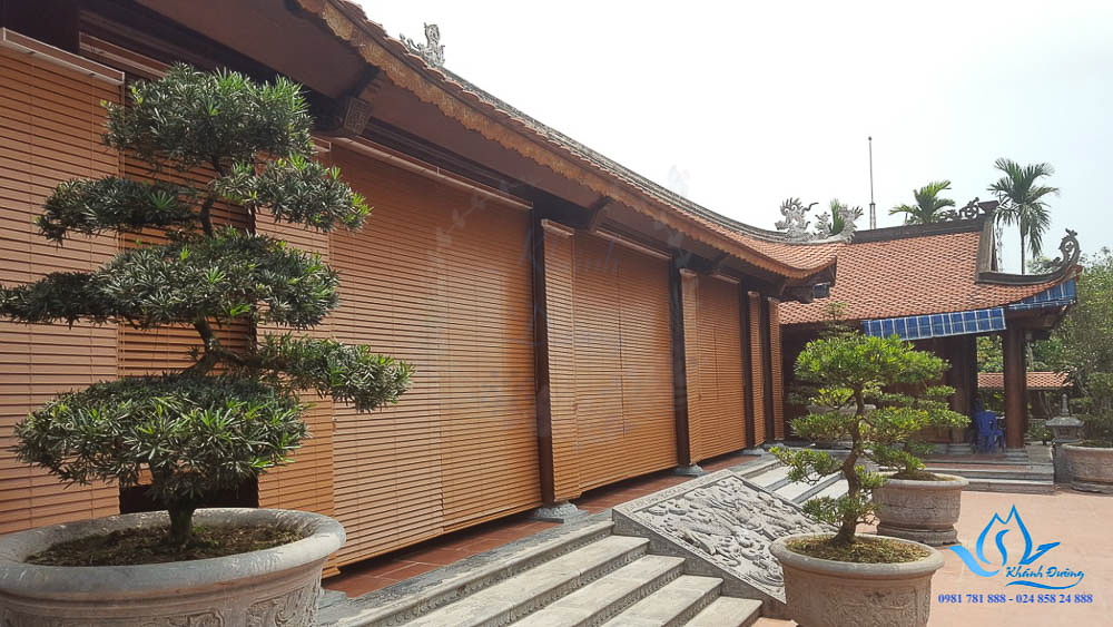 Lắp đặt rèm gỗ tại ngôi chùa cổ đẹp