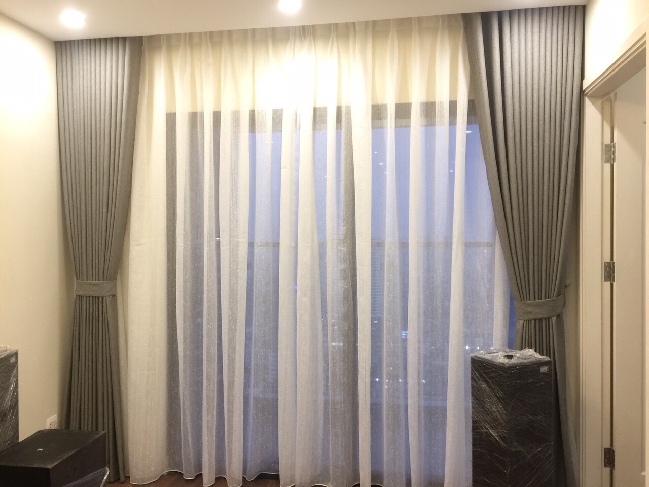Rèm chung cư màu ghi sang trọng đẳng cấp