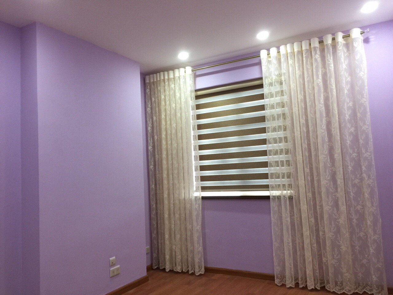 Chất liệu voan thanh lịch nhẹ nhàng của rèm chung cư
