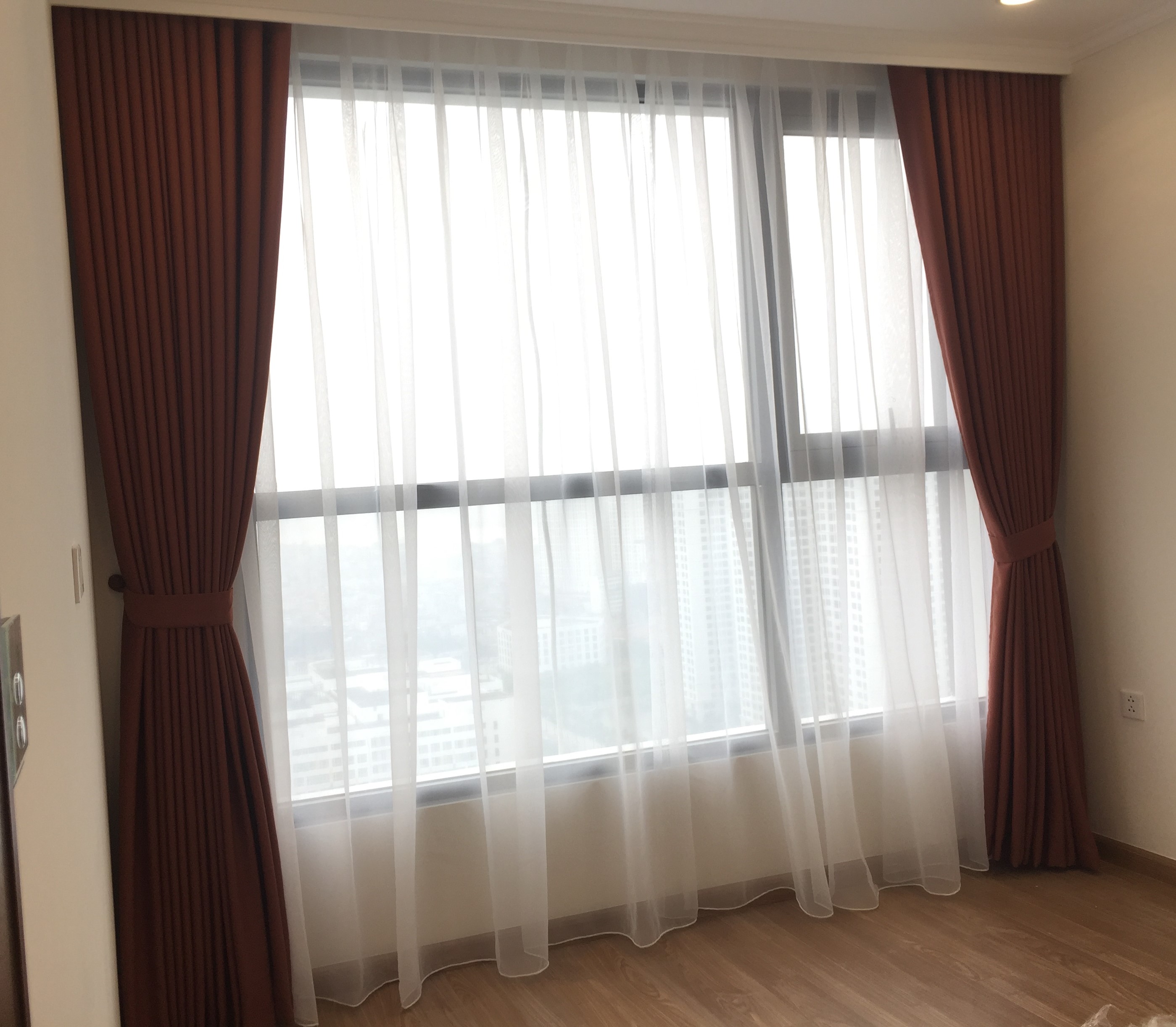 Rèm vải chung cư sắc nâu đỏ quyến rũ sang trọng