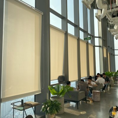 Rèm cửa cuốn chống nắng đẹp cho quán cà phê tại Landmark 81 Hồ Chí Minh