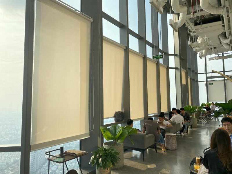 Rèm cửa cuốn chống nắng đẹp cho quán cà phê tại Landmark 81 Hồ Chí Minh