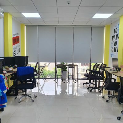 Rèm cuốn chống nắng đơn giản cho văn phòng tại phố Duy Tân, Hà Nội 2024
