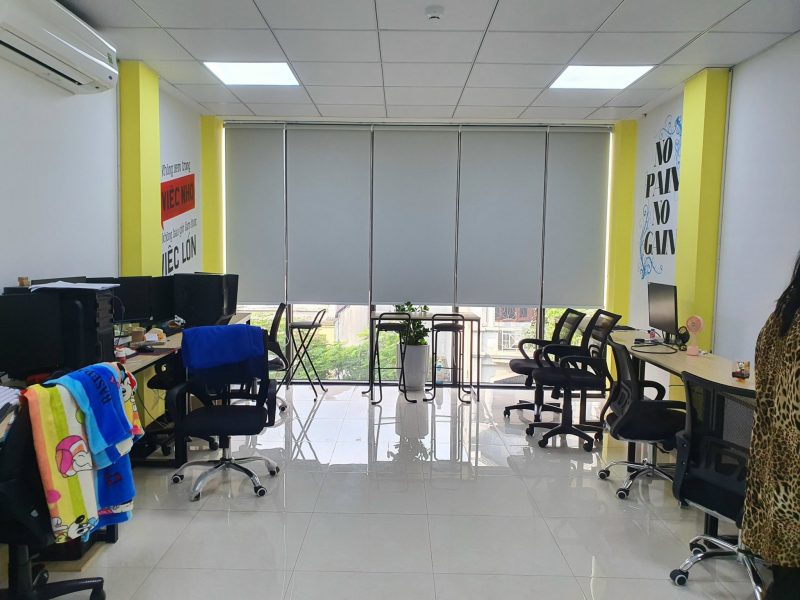 Rèm cuốn chống nắng đơn giản cho văn phòng tại phố Duy Tân, Hà Nội 2024