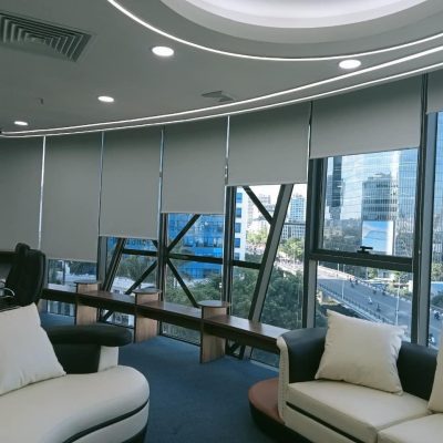 Rèm cuốn chống nắng 100% phụ kiện đồng màu vải  cho vách kính văn phòng tại Hoàng Quốc Việt